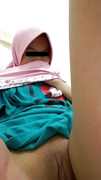 indonesia- mahasiswi jilbaber ditelanjangi