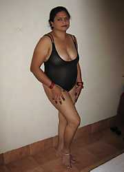 real  indian  aunty nude  booby   body