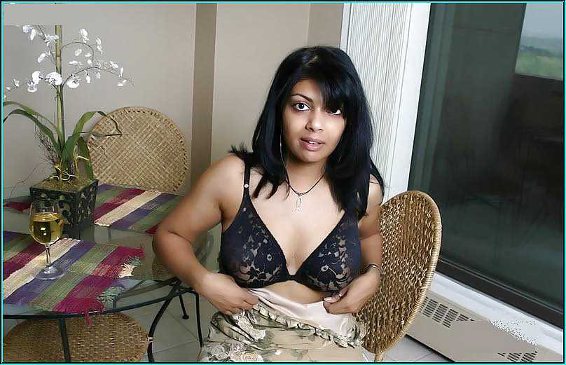 Busty sexy Indian babe