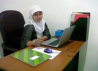 indonesian cewek jilbab kerja di kantor